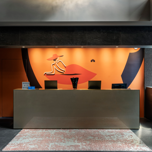 00-Hyatt-centric-milan-centrale-lobby-front-desk-venini